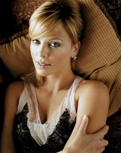 859382209_CharlizeTheron740full44567890976544456-charlize-theron.thumb.jpg.b12c218a519d010eeb2dea0a27cf1ffc.jpg