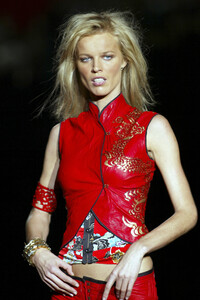 889439724_RobertoCavalli2003WomenRTW61.thumb.jpg.c315ff402a63b09a0cb313c5f0bfa2a4.jpg