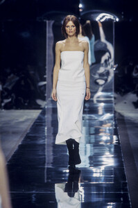 899404201_Lanvin1999WomenRTW25.thumb.jpg.459c8062fe4f91055fadbee8c18d76a8.jpg