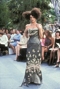 906311296_ChristianDior1997HauteCouture34.thumb.jpg.949fc10db6bc26b0af55bb77268d7fd9.jpg