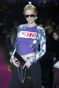 913814271_Dsquared22003WomenRTW47.thumb.jpg.0d65444dbc019b711cadb0b09474fc3c.jpg