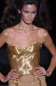 944904106_GianniVersace2002HauteCouture11.thumb.jpg.a4f846e844b1e4338b1261b686022065.jpg