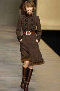 Blumarine-FW2004-Eva-Herzigova-02.jpg