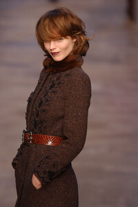 Blumarine-FW2004-Eva-Herzigova-06.jpg