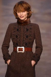 Blumarine-FW2004-Eva-Herzigova-07.jpg