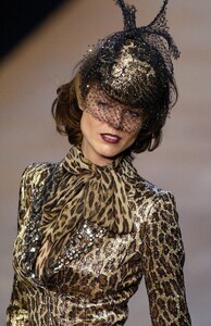 Blumarine-FW2004-Eva-Herzigova-11.jpg