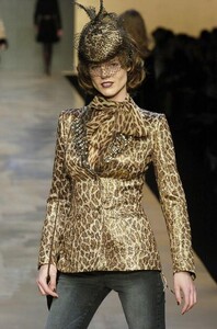 Blumarine-FW2004-Eva-Herzigova-13.jpg
