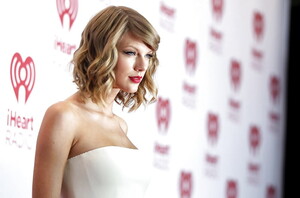 Celebrities_NON-Porn_Sexy_Taylor_Swift_4442564-78.jpg
