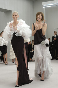 Chanel_Spring_2004_2_Uh_HKn_BQl_Uxx.jpg
