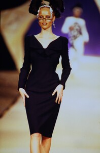 EVA-HERZIGOVA-JOHN-GALLIANO-FALL1996-2.thumb.jpg.bcf535e8f0a3b75733ecb0141dc67742.jpg