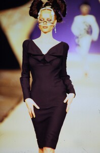 EVA-HERZIGOVA-JOHN-GALLIANO-FALL1996-5.thumb.jpg.48300463691658c1ab03734f6eab28c8.jpg