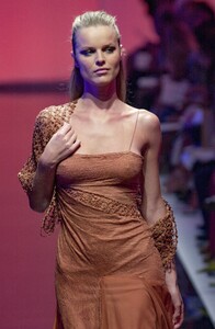 Elie-Saab-HC-FW2001-02.jpg