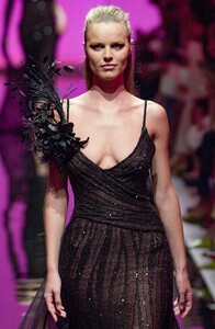 Elie-Saab-HC-FW2001-06.jpg