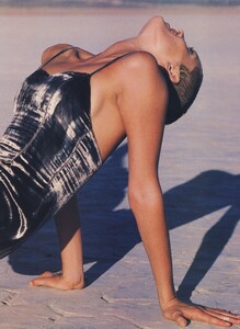 Long_Ritts_US_Vogue_October_1993_02.thumb.jpg.ad026d8fb40bd98e3996b37dd0a2d163.jpg