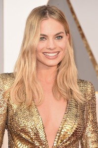 MargotRobbie245676543233456776544567.thumb.jpg.46a1528f555375004ce65edb63e38821.jpg