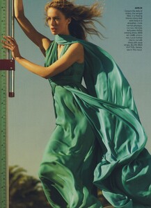 Testino_US_Vogue_April_2008_03.thumb.jpg.64acce2d4792b9812f323c8d72d1b2eb.jpg