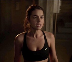 adelaide_kane_sports_bra_teen_wolf4.jpg