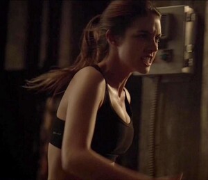 adelaide_kane_sports_bra_teen_wolf5.jpg