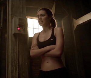 adelaide_kane_sports_bra_teen_wolf7.jpg
