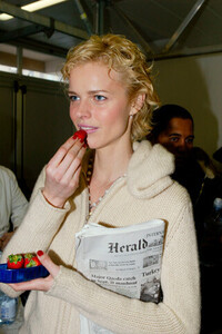 eva-herzigova-11-2003-cavall-backstage-DWF15-341480-640.jpg
