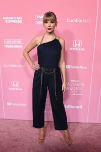 taylor-swift-at-billboard-women-in-music-2019-in-la-3.jpg