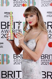 taylor-swift-at-brit-awards-2021-red-carpet-photoshoot-3.jpg