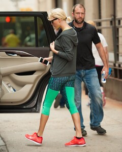taylor-swift-in-leggings-out-in-new-york-06-11-2016_2.jpg