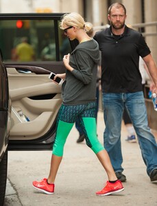 taylor-swift-in-leggings-out-in-new-york-06-11-2016_3.jpg