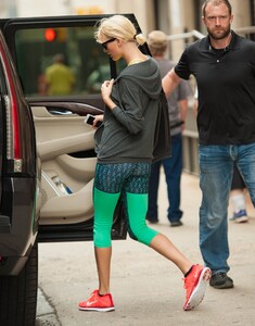 taylor-swift-in-leggings-out-in-new-york-06-11-2016_4.jpg