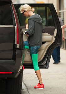 taylor-swift-in-leggings-out-in-new-york-06-11-2016_6.jpg
