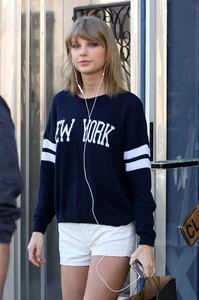 taylor-swift-in-white-shorts-out-in-studio-city-march-2015_1.jpg