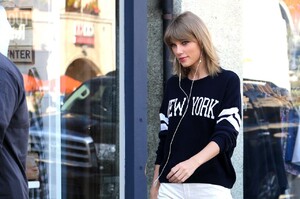 taylor-swift-in-white-shorts-out-in-studio-city-march-2015_16.jpg