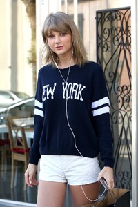 taylor-swift-in-white-shorts-out-in-studio-city-march-2015_3.jpg