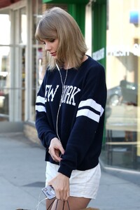 taylor-swift-in-white-shorts-out-in-studio-city-march-2015_6.jpg