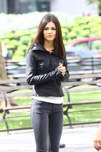 victoria-justice-on-the-set-of-eye-candy025.png