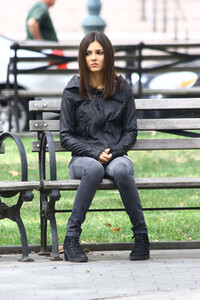 victoria-justice-on-the-set-of-eye-candy035.png