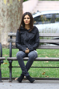 victoria-justice-on-the-set-of-eye-candy039.png