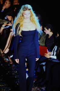 1074447240_versace-fw-1998(1).thumb.jpg.5b0be190583cf4393470f7dd8462c02b.jpg