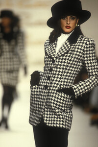 1091952134_OscardeLaRentaFall19922.thumb.jpg.b169bd2f2137079e6e15bf8e68bb5c2e.jpg