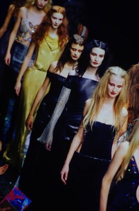 1184414725_versace-fw-1998(10).thumb.jpg.dd04aa94d50519b95b79abe8125743ff.jpg