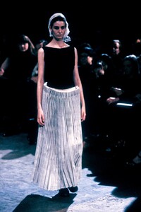 1212401000_CommedesGarcons1998WomenRTW10.thumb.jpg.f7bea41414a5092fd547c96c425f23f8.jpg