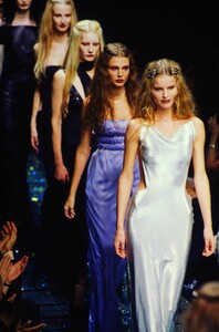 1327595727_versace-fw-1998(6).thumb.jpg.56e0a6ba13cffc265cac8cddeb44ff86.jpg