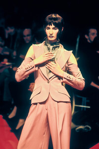 1406626324_Givenchy1998WomenRTW52.thumb.jpg.bd2ae277b92aaa42f2938e36986ea290.jpg