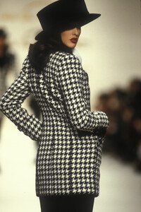 1549886283_OscardeLaRentaFall19923.thumb.jpg.ef3bcc68234ba9f9c338a75407c8219b.jpg