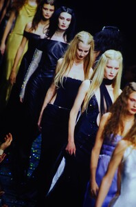 1644480377_versace-fw-1998(11).thumb.jpg.7a7b84baa653ef45e91d33ce73329936.jpg