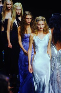 1763193289_versace-fw-1998(7).thumb.jpg.804175559a580c9bdc184d367f7d04a1.jpg