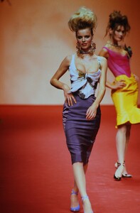 1788658781_VIVIENNE-WESTWOOD-SPRING-1997(16).thumb.jpg.e50ceb4f47d3fccbe8cde664510c17f0.jpg