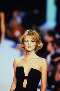 1805054619_CHRISTIAN-DIOR-SPRING-1997(18).thumb.jpg.190e49adcb8207029b89489201fa4779.jpg