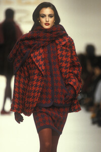 1914307315_OscardeLaRentaFall19926.thumb.jpg.ce2690e5ee501af7a575561d468bcb4e.jpg