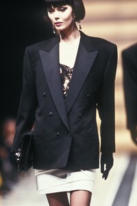 280933067_Versace1987WomenRTW71.thumb.jpg.3414e99a1f1c5f4432994406f979af3d.jpg